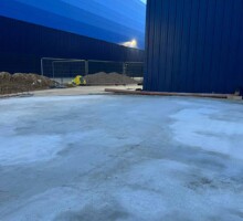 Smooth finishing of cast reinforced concrete surface
